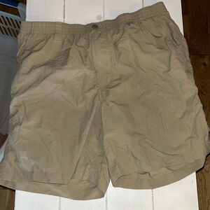 Southern tide khaki short size large
